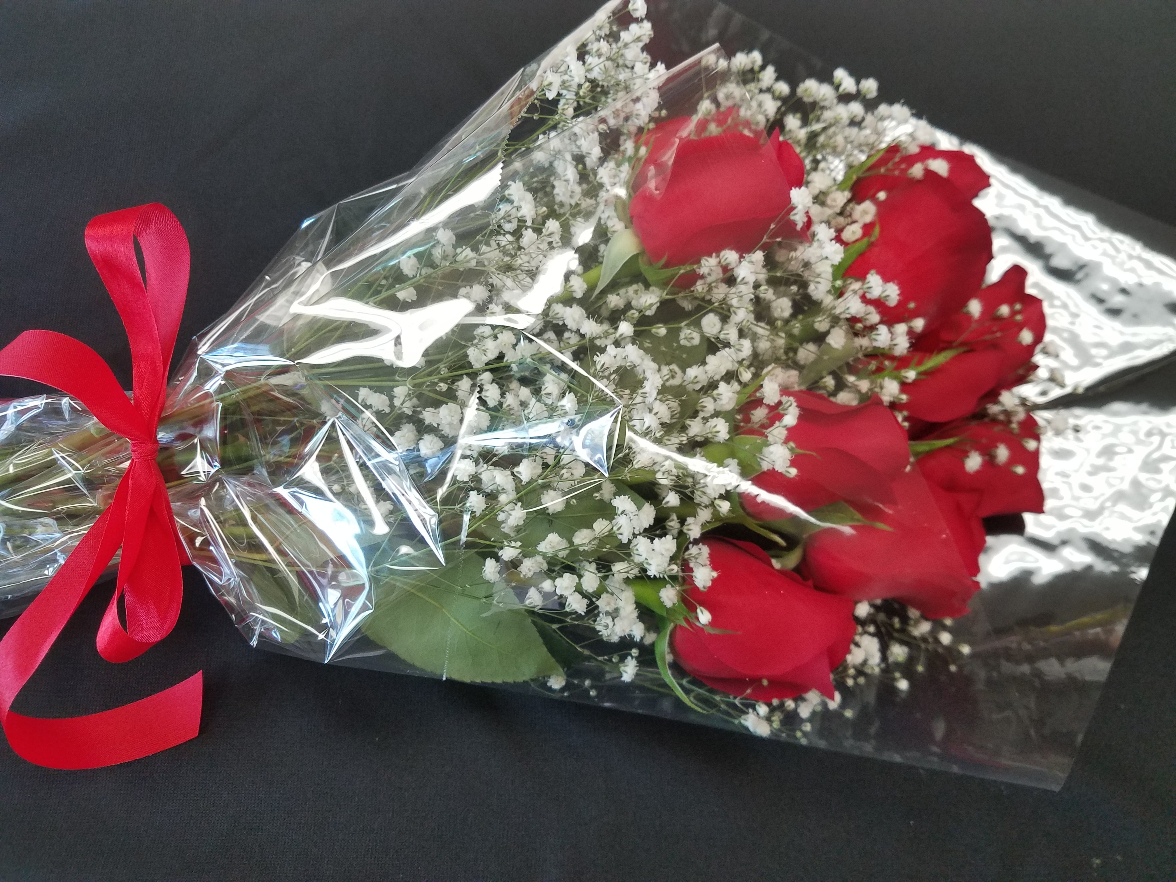 1 Dozen Rose Bunch With Babies Breath Wrapped In Cellophane